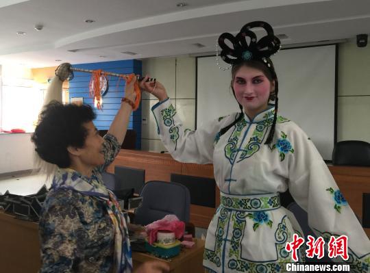 奥地利中学生在千亿官方网站体验中国京剧　盛捷　摄